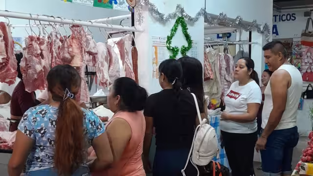 Familias abarrotan los mercados para comprar los insumos para la cena navideña