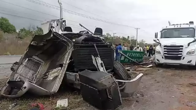 El tráiler quedó en pérdida total tras el choque contra la señal de tránsito
