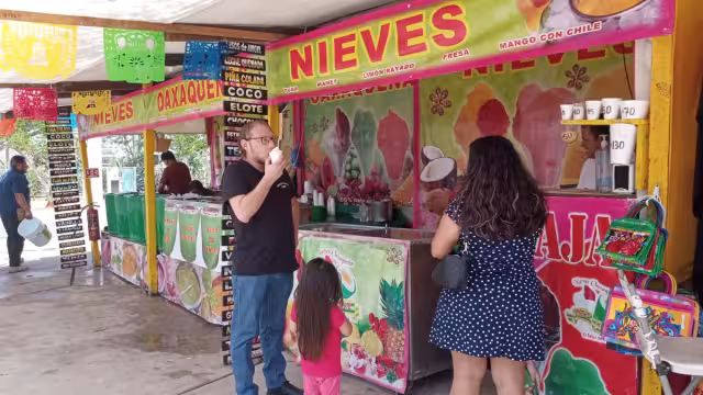 Oaxaca ofrece su gastronomía y cultura en un breve recorrido por los stands