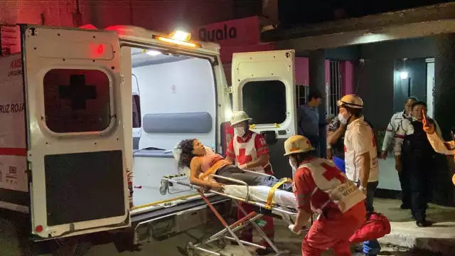 Personal de rescate del grupo Zazil y paramédicos de la Cruz Roja atendieron a la mujer