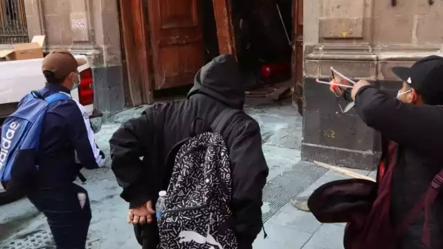 Un grupo de jóvenes rompieron la puerta 8 de Palacio Nacional