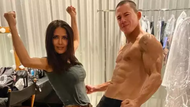 Salma Hayek causa furor tras publicar foto con Channing Tatum sin playera