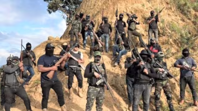 Al menos un centenar de maestros fueron rescatados en la cabecera municipal de Pantelhó, Chiapas, tras quedar atrapados en diversos enfrentamientos violentos