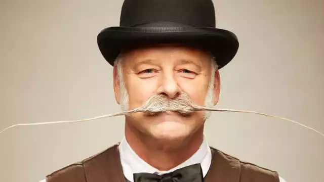 El hombre lleva cuidando su mostacho más de 30 años