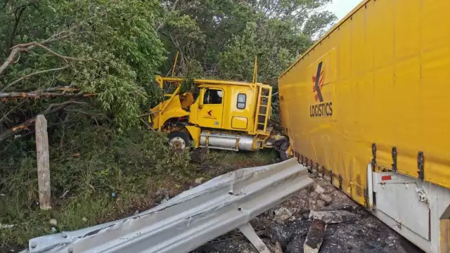 El exceso de velocidad ocasionó que el trailero perdiera el control