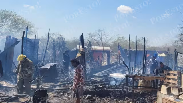 El incendio dejó a dos familias de Flamboyanes sin casa