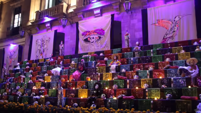La mega ofrenda se encuentra en la explanada de la alcaldía