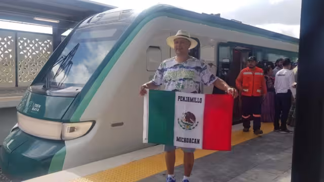 A su vez, viajeros abordaron el ferrocarril en Campeche, en donde realizaron largas filas