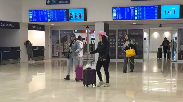 Como ella, muchos de los jóvenes aún se encontraban emocionados tras conocer a su cantante favorita