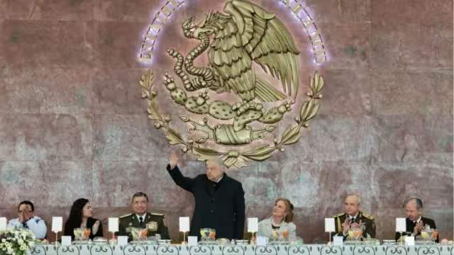 El presidente de la República, Andrés Manuel López Obrador, encabezó este lunes la ceremonia por el 111 Aniversario del Día del Ejército en las nuevas instalaciones de la Industria Militar en Puebla