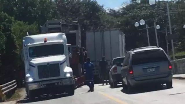 Dos tráilers chocaron en pleno puente de Champotón dejando daños materiales considerables