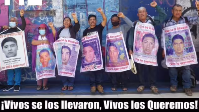 Familiares de 43 normalistas desaparecidos marcharon esta tarde en CDMX