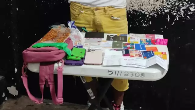 Tras catear al sospechoso por un reporte de hurto, hallaron el bolso sustraído y sustancias ilícitas