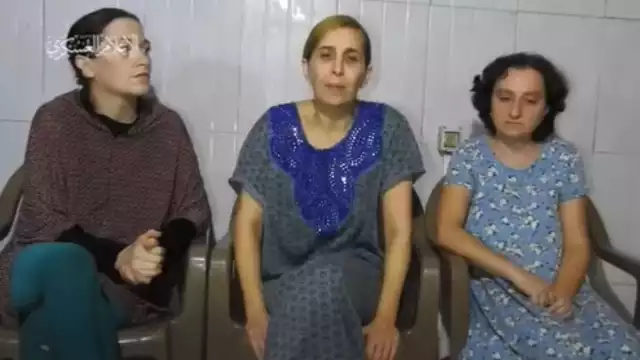 Tres mujeres secuestradas por Hamás le piden al primer ministro israelí, Benjamin Netanyahu, que negocio con el grupo terrorista la liberación de los presos