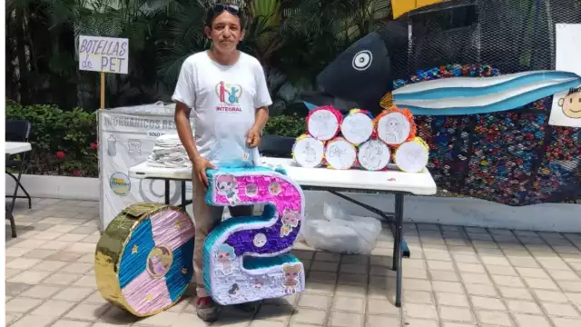 Padres de familia, estudiantes y maestros trabajan en la elaboración