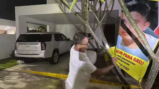 Una multitud de personas marcharon como una señal de protesta pacífica