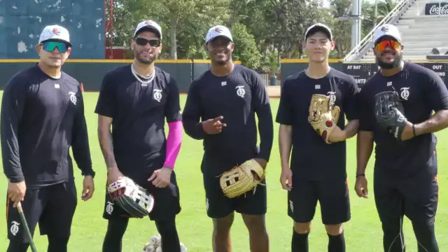 Los jugadores de cuadro, dirigidos por el coach Arnoldo "Kiko" Castro y el propio timonel, se enfocaron en el ataque a los rodados