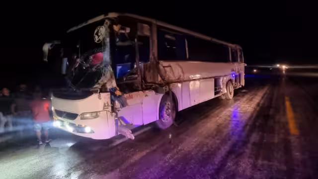 El chofer del camión de pasaje no se dio cuenta del tráiler estacionado