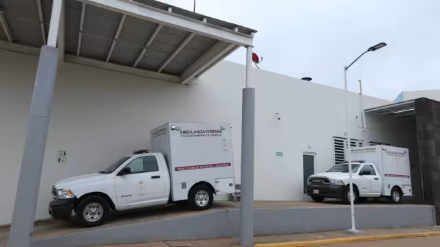 Los especialistas forenses se encargaron del levantamiento del cuerpo