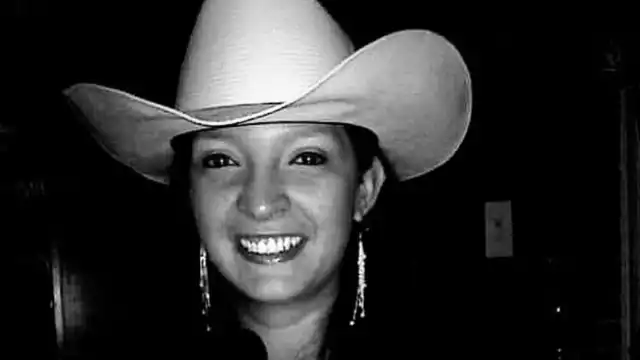 La joven de 34 años de edad acudió con su esposo e hijo al desfile