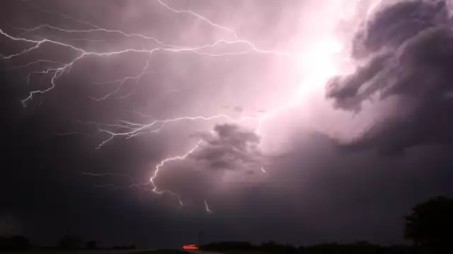 Las bolas de fuego se dieron en medio de una tormenta. Foto: especial