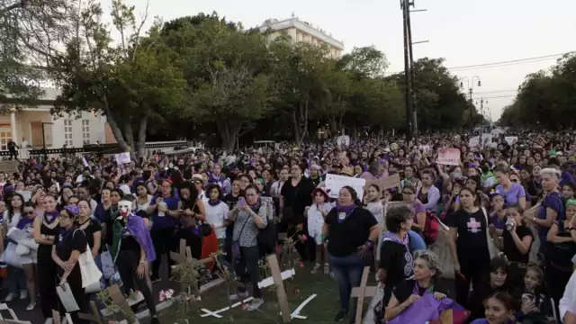 Con pancartas y vestidas de morado, las mujeres salieron a la calle