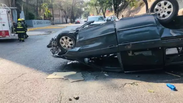 Un muerto tras la caída de una camioneta de un puente vehicular en Guadalajara