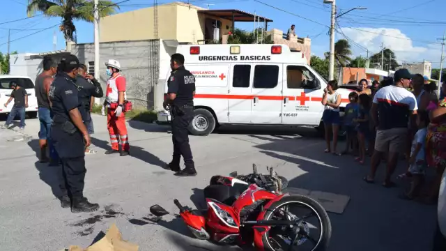 Los más de 50 curiosos complicaron la llegada de la ambulancia