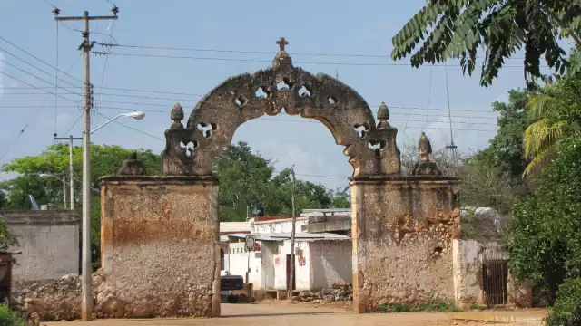 San Antonio Yaché se ubica a la orilla de la carretera federal en el kilómetro 261, en dirección de Bolonchén