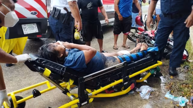 Al huir del lugar del accidente, la camioneta desprendió su placa de circulación