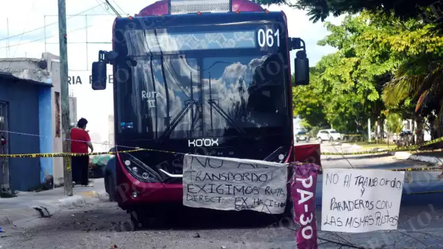 Vecinos de Ex Hacienda mantuvieron tres días de bloqueo y retuvieron una unidad del Ko’ox en protesta por el mal servicio de transporte.