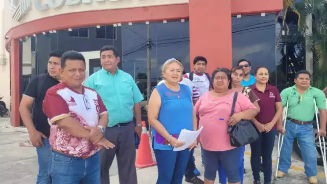 Trabajadores docentes y administrativos se manifiestan en la dirección general del Cobacam