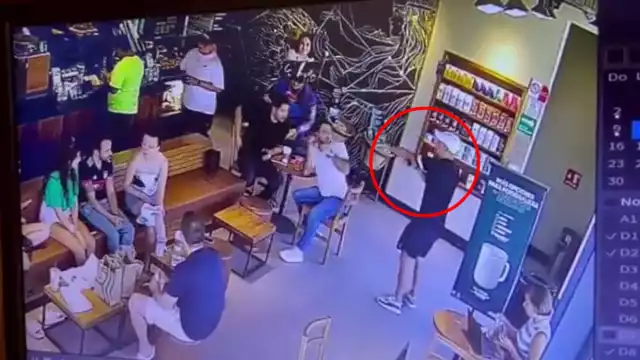 En un segundo video se aprecia cómo el empresario fue ejecutado por un hombre en un Starbucks en Tulum