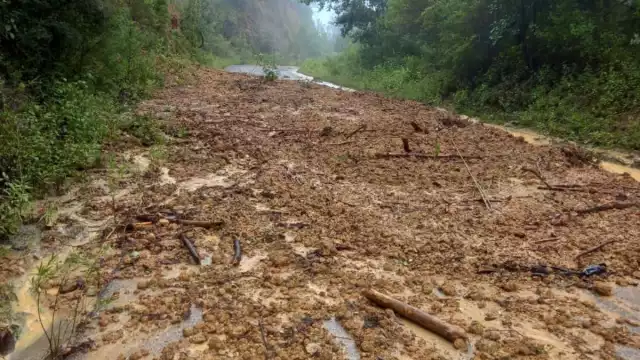 Otra de las importantes afectaciones que dejó el Huracán Otis en Guerrero, fue el daño a carreteras que impide el acceso a diversas comunidades, incluido Acapulco