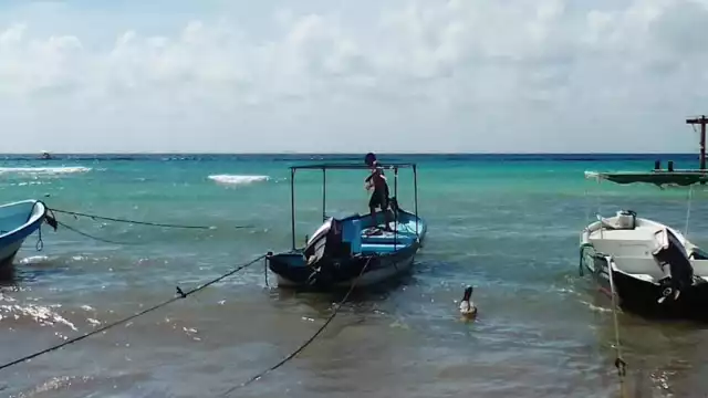 Esta situación afecta a la comunidad local, ya que están limitados para pescar y sin poder vender a un mercado.