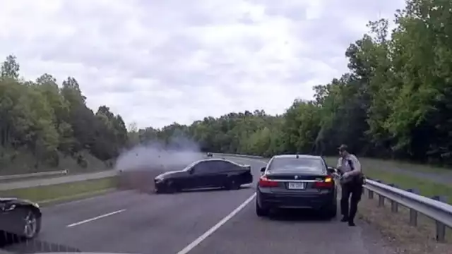 El policía fue advertido por el propio conductor que había detenido. Foto: Especial