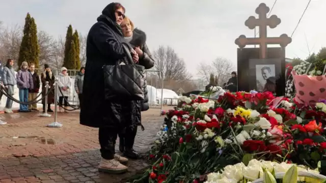 Miles de rusos corrieron el riesgo de ser arrestados el viernes para asistir al funeral en Moscú de Alexéi Navalni