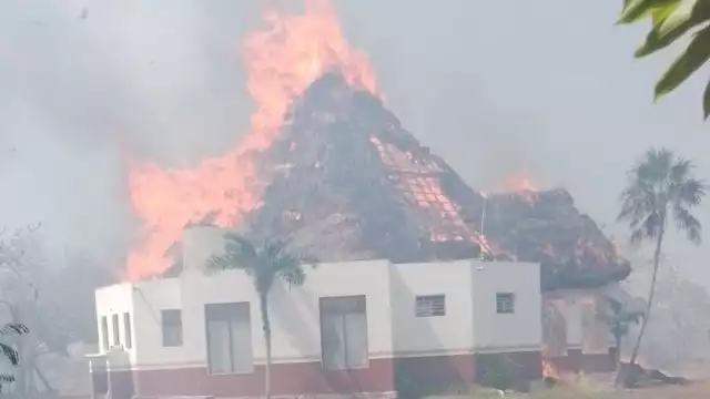 Fuerte incendio destruye la palapa de la Comisión Nacional de Áreas Naturales Protegidas