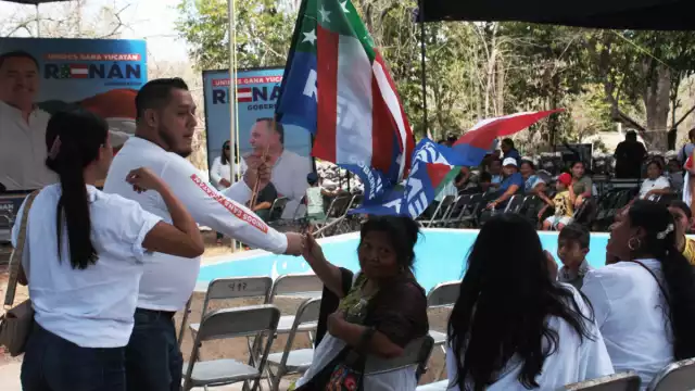 El acarreo de gente y la entrega de playeras, sigue siendo parte de la estrategia de campaña del panista para llenar sus mítines