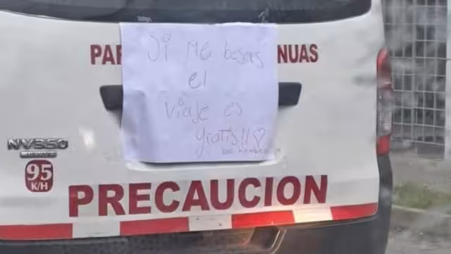 La situación ha causado un momento divertido entre los demás automovilistas y transeúntes