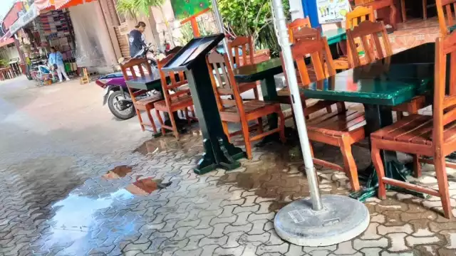 El líquido residual escurre por entre las mesas de un restaurante de la zona, en detrimento de la economía de un empresario.