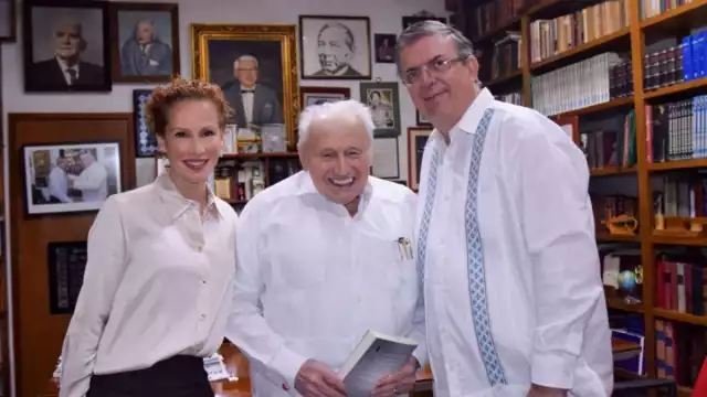 Marcelo Ebrard junto a Don Mario Renato Menéndez y Alicia Menéndez en el periódico Por Esto!