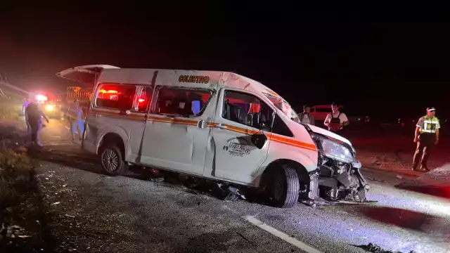 La van quedó con un impacto en la parte frontal del lado del conductor