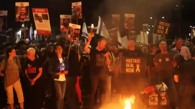 Los manifestantes también piden que se liberen a los rehenes