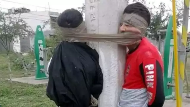 Los hombres fueron amarrados de pies a cabeza a un poste de luz