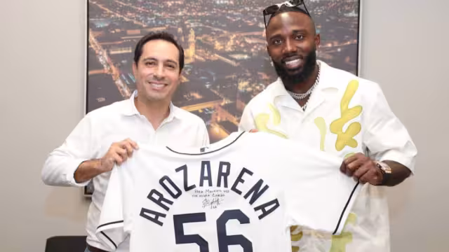 Mauricio Vila recibió una casaca firmada por Arozarena