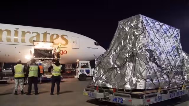 Las vacunas contra el COVID-19 llegaron al AIFA este domingo