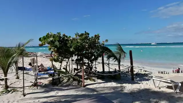 La reducción del espacio, aunado a la colocación de sombrillas y camastros, deja poca área para el paso de los bañistas.