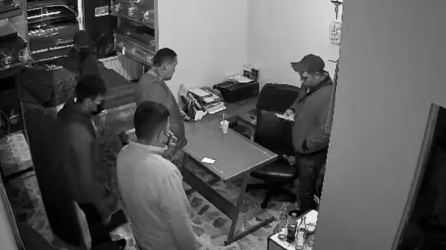 Los ladrones se llevaron dinero y un teléfono celular