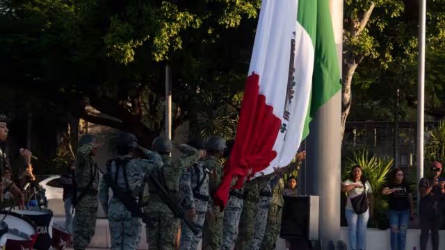 Autoridades civiles y militares izaron la bandera como muestra del fortalecimiento de los valores cívicos